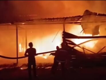 Sebuah rumah milik Saparuddin warga Jalan Trans Kaltara RT 04, Desa Mansalong, Kecamatan Lumbis, ludes terbakar, Rabu (23/9/2026) malam. Dok.Disdamkar Nunukan.