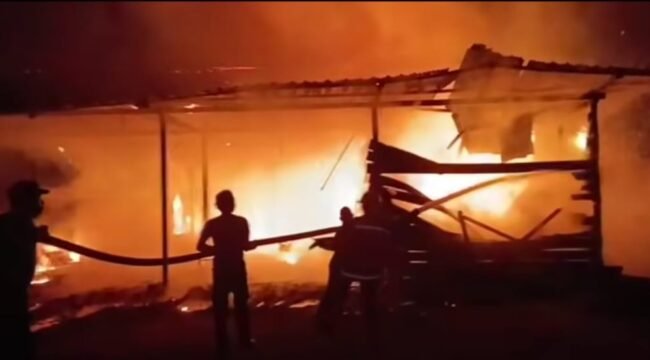 Sebuah rumah milik Saparuddin warga Jalan Trans Kaltara RT 04, Desa Mansalong, Kecamatan Lumbis, ludes terbakar, Rabu (23/9/2026) malam. Dok.Disdamkar Nunukan.