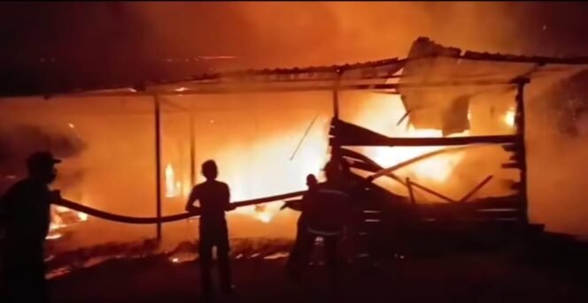 
					Sebuah rumah milik Saparuddin warga Jalan Trans Kaltara RT 04, Desa Mansalong, Kecamatan Lumbis, ludes terbakar, Rabu (23/9/2026) malam. Dok.Disdamkar Nunukan.
