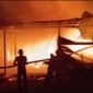 Sebuah rumah milik Saparuddin warga Jalan Trans Kaltara RT 04, Desa Mansalong, Kecamatan Lumbis, ludes terbakar, Rabu (23/9/2026) malam. Dok.Disdamkar Nunukan.