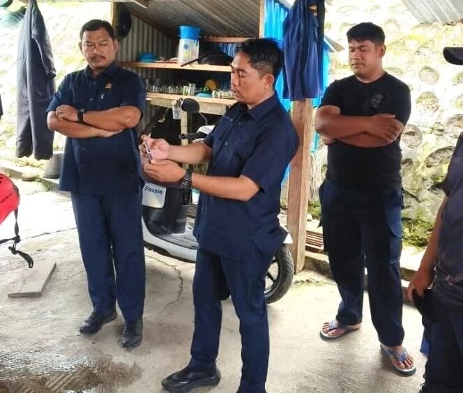 
					Komisi 2 DPRD Nunukan, Andi Fajrul Syam bersama Ramsah saat meninjau minimnya peralatan Damkar sektor Nunukan Selatan. Dok.DPRD Nunukan.