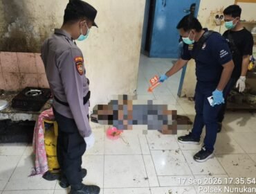 Polisi melakukan olah TKP terhadap temuan mayat pria asal Trenggalek, Jawa Timur, yang ditemukan tewas karena serangan jantung. Dok.Polres Nunukan.