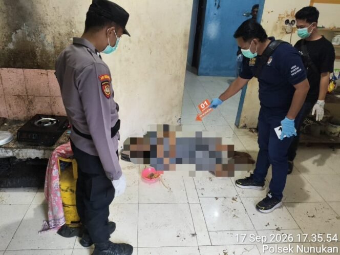 
					Polisi melakukan olah TKP terhadap temuan mayat pria asal Trenggalek, Jawa Timur, yang ditemukan tewas karena serangan jantung. Dok.Polres Nunukan.