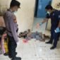 Polisi melakukan olah TKP terhadap temuan mayat pria asal Trenggalek, Jawa Timur, yang ditemukan tewas karena serangan jantung. Dok.Polres Nunukan.