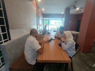 Anggota DPRD Nunukan, Andre Pratama bersama salah satu perwakilan Pertamina EP Tarakan, Nabila, membahas rencana pembangunan SPBU Nelayan untuk mengatasi minimnya distribusi BBM di Pulau Sebatik. Dok. Andre Pratama.