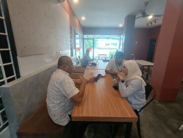 Anggota DPRD Nunukan, Andre Pratama bersama salah satu perwakilan Pertamina EP Tarakan, Nabila, membahas rencana pembangunan SPBU Nelayan untuk mengatasi minimnya distribusi BBM di Pulau Sebatik. Dok. Andre Pratama.