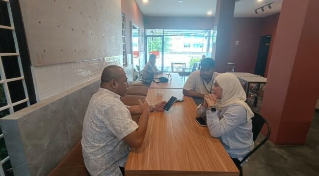 Anggota DPRD Nunukan, Andre Pratama bersama salah satu perwakilan Pertamina EP Tarakan, Nabila, membahas rencana pembangunan SPBU Nelayan untuk mengatasi minimnya distribusi BBM di Pulau Sebatik. Dok. Andre Pratama.
