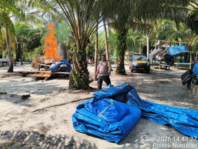 
					Polisi bakar arena perjudian sabung ayam Tanjung Cantik, Binusan. Dok.Polres Nunukan.