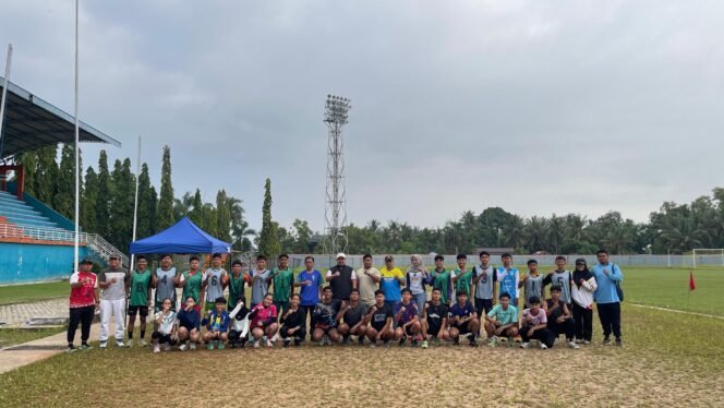 
					Klub Sepak Bola Nunukan pasca melakukan tes endurance untuk mengukur daya tahan dan batas kemampuan fisik sebagai persiapan Porprov Kaltara 2026. KONI Nunukan.