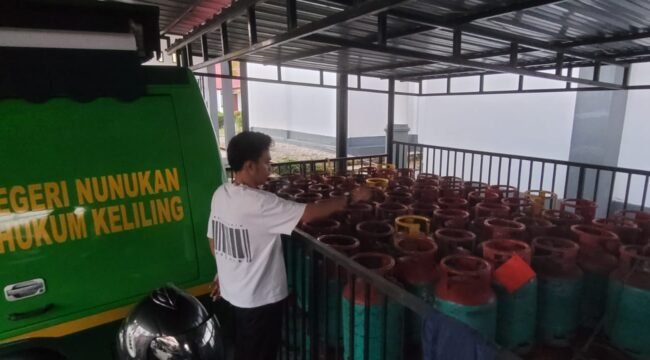 Tumpukan LPG 14 Kg asal Malaysia di Kejari Nunukan. LPG tersebut merupakan barang bukti perkara pemasukan dan penjualan ilegal yang melibatkan Jusli, warga Desa Mansalong, Lumbis.