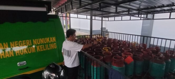 
					Tumpukan LPG 14 Kg asal Malaysia di Kejari Nunukan. LPG tersebut merupakan barang bukti perkara pemasukan dan penjualan ilegal yang melibatkan Jusli, warga Desa Mansalong, Lumbis.