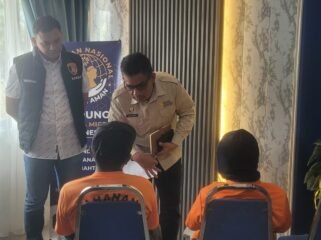 Dua pelaku penyelundup CTKI ilegal dihadirkan dalam jumpa pers di BP3MI Nunukan, Selasa (27/10/2026). 