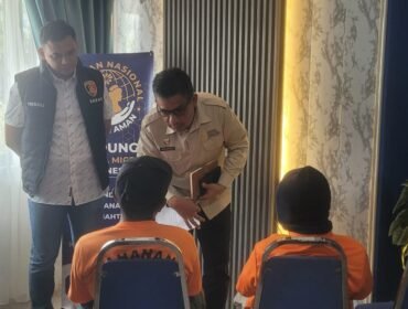 Dua pelaku penyelundup CTKI ilegal dihadirkan dalam jumpa pers di BP3MI Nunukan, Selasa (27/10/2026). 