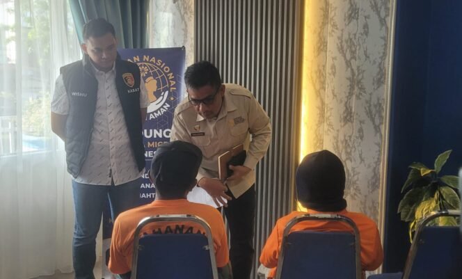 
					Dua pelaku penyelundup CTKI ilegal dihadirkan dalam jumpa pers di BP3MI Nunukan, Selasa (27/10/2026). 