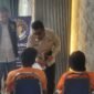 Dua pelaku penyelundup CTKI ilegal dihadirkan dalam jumpa pers di BP3MI Nunukan, Selasa (27/10/2026). 