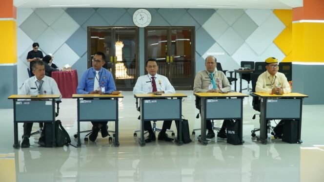 
					Lima Calon Sekda Nunukan, (dari kanan), Sura'i, Muhammad Amin, Ferdy Manurun Tanduklangi, Juni Mardiansyah dan Sabri, mengikuti asessmen kompetensi manajerial sosial kultural di LAN Makassar. Dok.Diskominfotik Nunukan.