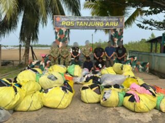 72 karung ballpress yang diamankan Satgas Pamtas RI - Malaysia Yonkav 8/NSW di Pos Tanjung Aru, Sebatik. Dok.Penerangan Yonkav 8/NSW.