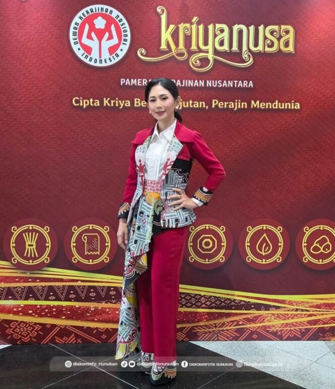 
					Ketua Dewan Kerajinan Nasional Daerah (Dekranasda) Kabupaten Nunukan, Andi Annisa Muthia, tampil mengenakan busana Batik Lulantatibu, pada ajang Kriya Nusa 2026 yang berlangsung di Jakarta Convention Center (JCC) Senayan, Jakarta, Senin (28/9/2026). Dok.Diskominfotik Nunukan.