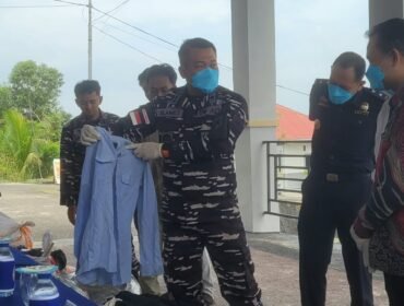 Danlanal Nunukan, Kolonel Laut (P) Slamet Ariyadi menunjukkan kualitas baju rombengan yang diamankan dari modus ship to ship di perairan perbatasan RI , Jumat (30/10/2026) dini hari.