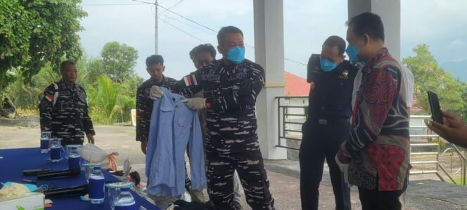 
					Danlanal Nunukan, Kolonel Laut (P) Slamet Ariyadi menunjukkan kualitas baju rombengan yang diamankan dari modus ship to ship di perairan perbatasan RI , Jumat (30/10/2026) dini hari.