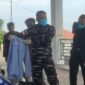Danlanal Nunukan, Kolonel Laut (P) Slamet Ariyadi menunjukkan kualitas baju rombengan yang diamankan dari modus ship to ship di perairan perbatasan RI , Jumat (30/10/2026) dini hari.