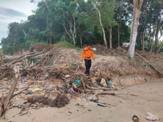 Petugas BPBD Nunukan memantau salah satu wilayah rawan bencana di Pulau Sebatik.Dok.BPBD Nunukan.