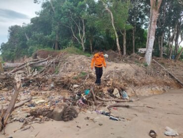 Petugas BPBD Nunukan memantau salah satu wilayah rawan bencana di Pulau Sebatik.Dok.BPBD Nunukan.