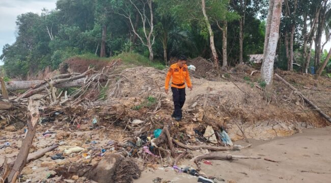 Petugas BPBD Nunukan memantau salah satu wilayah rawan bencana di Pulau Sebatik.Dok.BPBD Nunukan.