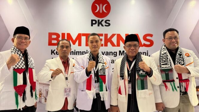 
					M.Nasir (Kedua dari kanan) berfoto bersama sejumlah Legislator PKS Kaltara di agenda Bimteknas, di Jakarta. Dok.Nasir.