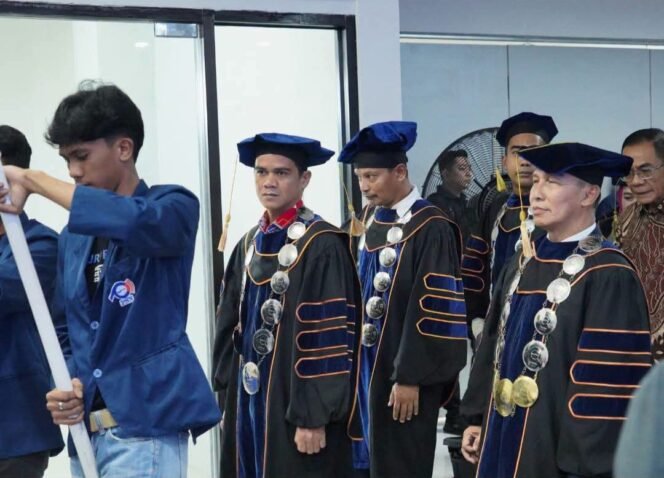 
					Bupati Nunukan, Irwan Sabri menghadiri Dies Natalis ke-6 Politekhnik Negeri Nunukan (PNN), yang dirangkaikan dengan peluncuran maskot resmi Poltek Nunukan, Jum'at (08/10/2026). Dok.Prokopim Nunukan.