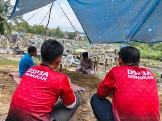 Sejumlah Peksos di Nunukan saat mengurus pemakaman Daeng Tata, orang terlantar yang tuna wicara dan lumpuh di TPU Sedadap. Dok.DSP3A Nunukan.