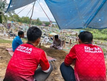 Sejumlah Peksos di Nunukan saat mengurus pemakaman Daeng Tata, orang terlantar yang tuna wicara dan lumpuh di TPU Sedadap. Dok.DSP3A Nunukan.