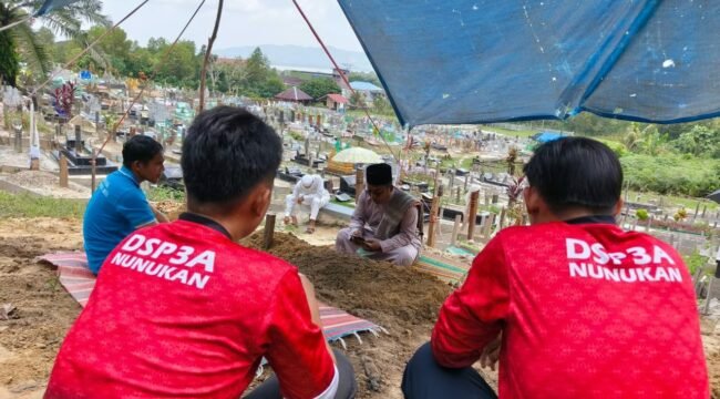 Sejumlah Peksos di Nunukan saat mengurus pemakaman Daeng Tata, orang terlantar yang tuna wicara dan lumpuh di TPU Sedadap. Dok.DSP3A Nunukan.