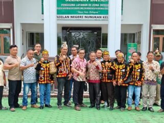 Masyarakat Adat Dayak Agabag Sebuku, saat menggugat PT KHL/BHP ke PN Nunukan. Dok.Felis.