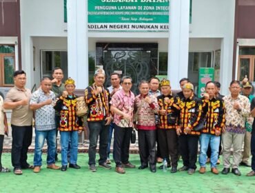 Masyarakat Adat Dayak Agabag Sebuku, saat menggugat PT KHL/BHP ke PN Nunukan. Dok.Felis.