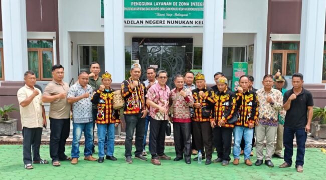 Masyarakat Adat Dayak Agabag Sebuku, saat menggugat PT KHL/BHP ke PN Nunukan. Dok.Felis.