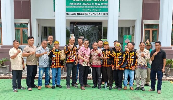 
					Masyarakat Adat Dayak Agabag Sebuku, saat menggugat PT KHL/BHP ke PN Nunukan. Dok.Felis.