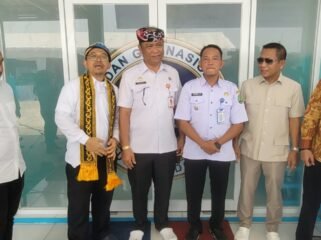 Direktur Penyediaan dan Penyaluran Wilayah II Badan Gizi Nasional (BGN), Dr Nurjaeni, (selendang kuning), saat meresmikan SPPG Sungai Nyamuk, Sebatik Timur, Rabu (14/10/2026).