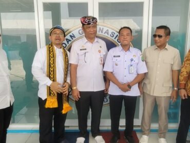 Direktur Penyediaan dan Penyaluran Wilayah II Badan Gizi Nasional (BGN), Dr Nurjaeni, (selendang kuning), saat meresmikan SPPG Sungai Nyamuk, Sebatik Timur, Rabu (14/10/2026).