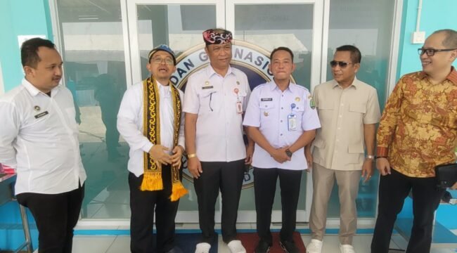 Direktur Penyediaan dan Penyaluran Wilayah II Badan Gizi Nasional (BGN), Dr Nurjaeni, (selendang kuning), saat meresmikan SPPG Sungai Nyamuk, Sebatik Timur, Rabu (14/10/2026).