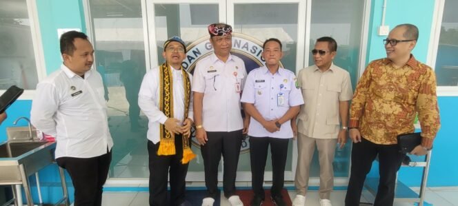 
					Direktur Penyediaan dan Penyaluran Wilayah II Badan Gizi Nasional (BGN), Dr Nurjaeni, (selendang kuning), saat meresmikan SPPG Sungai Nyamuk, Sebatik Timur, Rabu (14/10/2026).