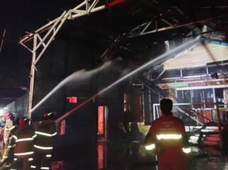 Petugas Disdamkar Nunukan saat memadamkan api yang membakar Gedung LVRI di Jalan RE Martadinata, Senin (19/10/2026) sekitar pukul 04.45 wita. Dok.Disdamkar Nunukan.