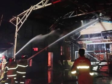 Petugas Disdamkar Nunukan saat memadamkan api yang membakar Gedung LVRI di Jalan RE Martadinata, Senin (19/10/2026) sekitar pukul 04.45 wita. Dok.Disdamkar Nunukan.