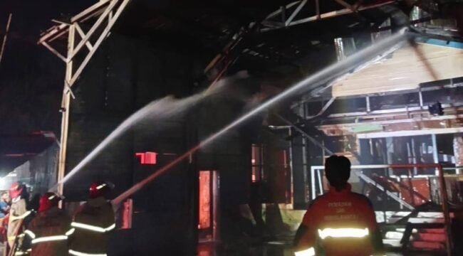 Petugas Disdamkar Nunukan saat memadamkan api yang membakar Gedung LVRI di Jalan RE Martadinata, Senin (19/10/2026) sekitar pukul 04.45 wita. Dok.Disdamkar Nunukan.