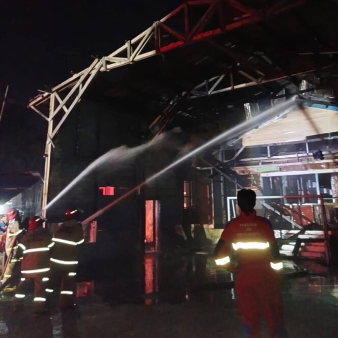 
					Petugas Disdamkar Nunukan saat memadamkan api yang membakar Gedung LVRI di Jalan RE Martadinata, Senin (19/10/2026) sekitar pukul 04.45 wita. Dok.Disdamkar Nunukan.