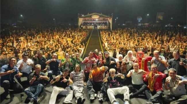 Salah satu kemeriahan di Paras Fest di Momen HUT Nunukan 27, menghadirkan artis papan atas, GIGI. Dok.Prokopim Nunukan.