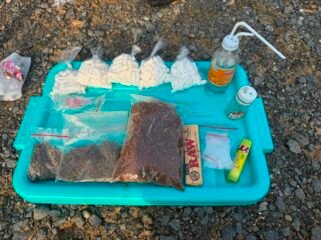 Bungkusan ganja yang diamankan Satgas Pamtas Yonkav 8/NSW di depan Pos Gabma Seimanggaris. Dok. Penerangan Yonkav 8/NSW.