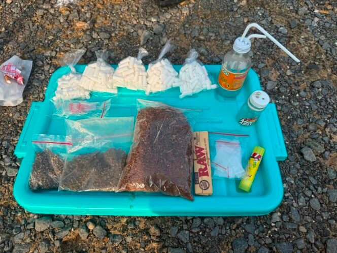 
					Bungkusan ganja yang diamankan Satgas Pamtas Yonkav 8/NSW di depan Pos Gabma Seimanggaris. Dok. Penerangan Yonkav 8/NSW.