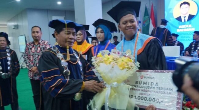 Gubernur Kaltara Zainal Arifin Paliwang saat menghadiri wisuda 103 mahasiswa PNN. Dok.Prokopim Nunukan.