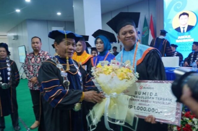 
					Gubernur Kaltara Zainal Arifin Paliwang saat menghadiri wisuda 103 mahasiswa PNN. Dok.Prokopim Nunukan.